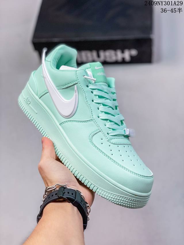 公司级耐克nike Air Force 1‘07 空军一号低帮百搭休闲运动板鞋。柔软、弹性十足的缓震性能和出色的中底设计，横跨复古与现代的外型结合，造就出风靡全