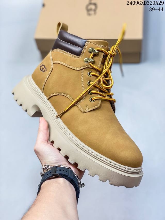 核心主推好价 新货ugg 2024秋冬新品男士中帮休闲马丁靴系列 代购专供品质 高弹modern 外置防滑橡塑发泡超轻大底 系带设计 穿脱十分方便 采用tpu模