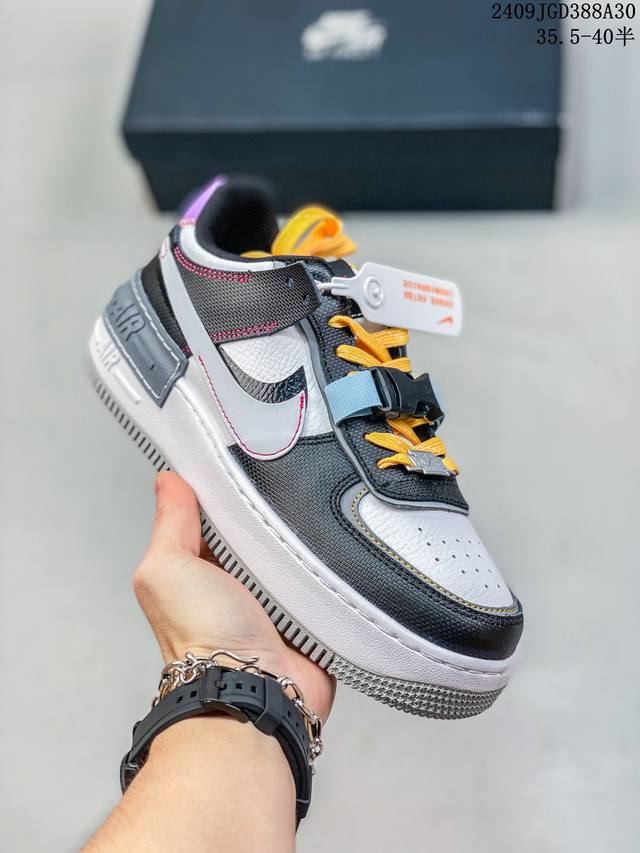 Nike 耐克低帮板鞋 空军一号 Af1马卡龙 Af1厚底增高百搭运动板鞋 Nike Air Force 1 “Shadow” 造型设计上与 Sacai X N