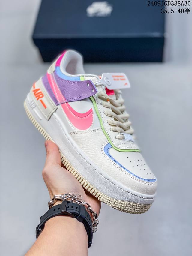 Nike 耐克低帮板鞋 空军一号 Af1马卡龙 Af1厚底增高百搭运动板鞋 Nike Air Force 1 “Shadow” 造型设计上与 Sacai X N