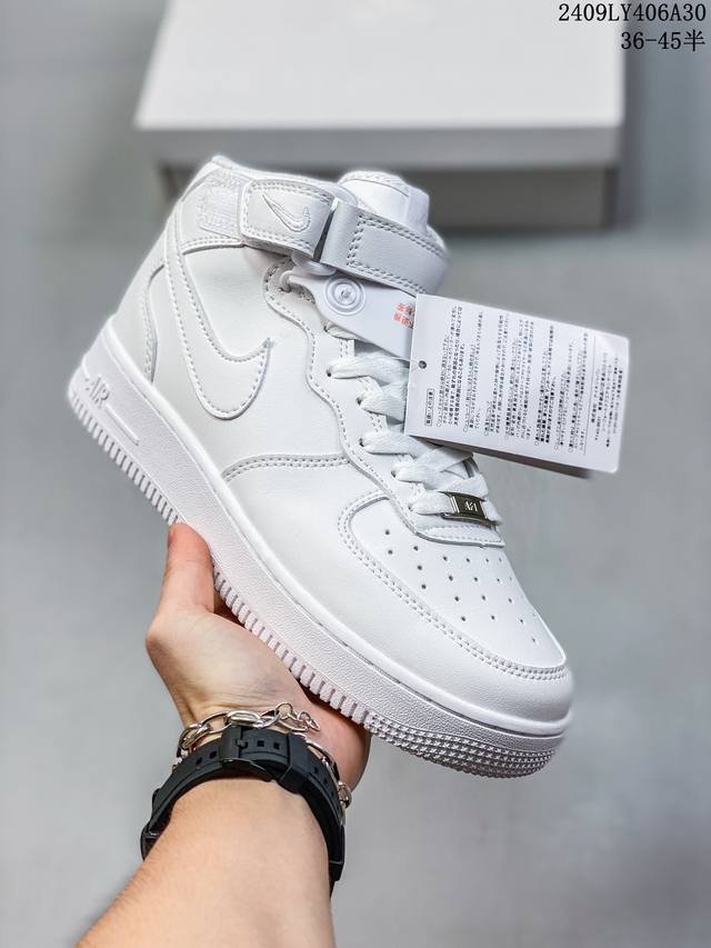 公司级耐克nike Air Force 1‘07 空军一号低帮百搭休闲运动板鞋。柔软、弹性十足的缓震性能和出色的中底设计，横跨复古与现代的外型结合，造就出风靡全