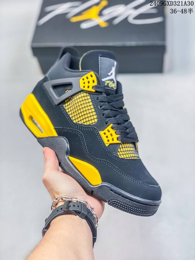 公司级 Air Jordan 4 Retro Aj4 乔丹4代 Aj4 乔4 乔丹篮球鞋系列 承袭了 Black Cat 的劲酷风范，眼前的这双 Air Jor