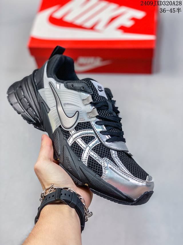 Nike 耐克 V2K Run 减震防滑 复古低帮跑步鞋 超火复古跑鞋，采用太空革组合呼吸网眼布鞋面材质，搭载正确4层组合底模，嵌入tpu加固稳定模块,双层md