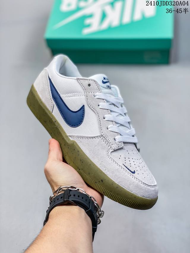 真标耐克nike Sb Force 58低帮休闲板鞋 是一款将前沿创新带入街头的单品，它具有硫化杯底，具有出色的耐用性和灵活性。使用帆布和绒面革，在饰面上放置通