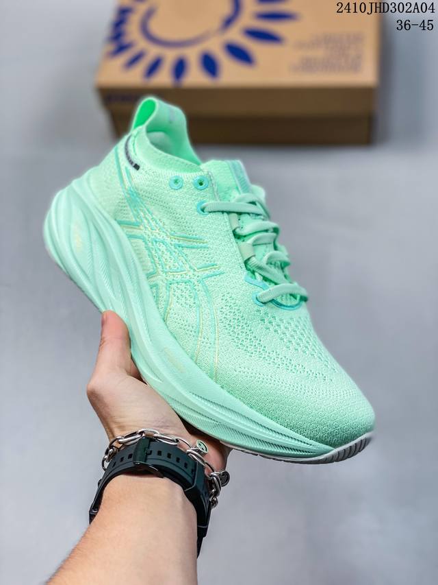 Asics 亚瑟士gel-Nimbus 26稳定跑鞋鞋面采用双层提花网面设计，提高包裹性和透气性，后跟搭载稳定系统科技t-Gel提升整体支撑力和结构感，减少对身