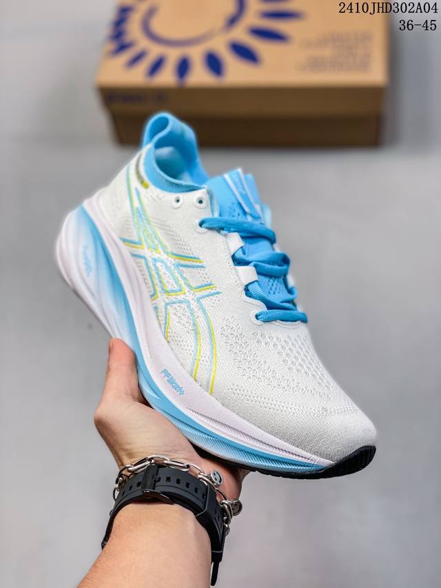 Asics 亚瑟士gel-Nimbus 26稳定跑鞋鞋面采用双层提花网面设计，提高包裹性和透气性，后跟搭载稳定系统科技t-Gel提升整体支撑力和结构感，减少对身