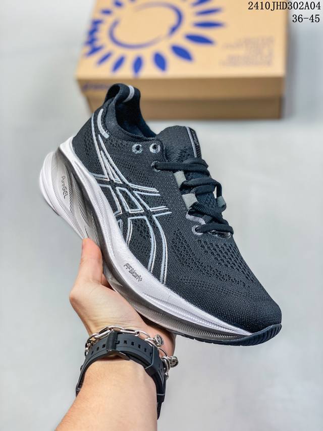 Asics 亚瑟士gel-Nimbus 26稳定跑鞋鞋面采用双层提花网面设计，提高包裹性和透气性，后跟搭载稳定系统科技t-Gel提升整体支撑力和结构感，减少对身