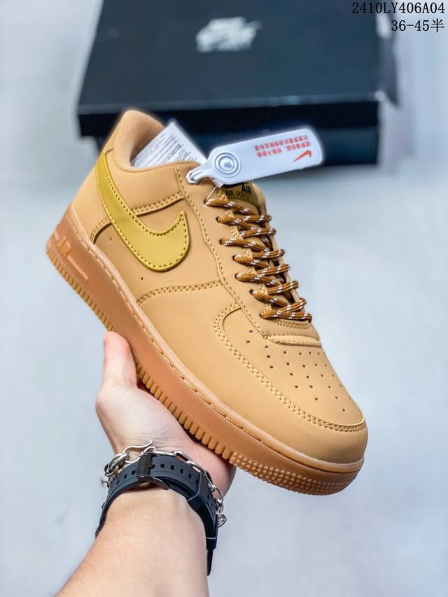 福利特价 耐克nike Air Force 1‘07 空军一号低帮百搭休闲运动板鞋。柔软、弹性十足的缓震性能和出色的中底设计，横跨复古与现代的外型结合，造就出风