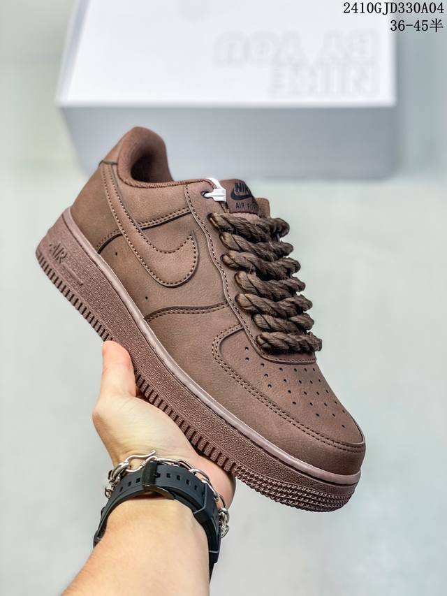 公司级耐克nike Air Force 1‘07 空军一号低帮百搭休闲运动板鞋。柔软、弹性十足的缓震性能和出色的中底设计，横跨复古与现代的外型结合，造就出风靡全