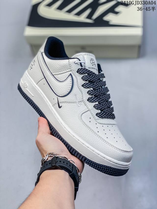 公司级耐克nike Air Force 1‘07 空军一号低帮百搭休闲运动板鞋。柔软、弹性十足的缓震性能和出色的中底设计，横跨复古与现代的外型结合，造就出风靡全