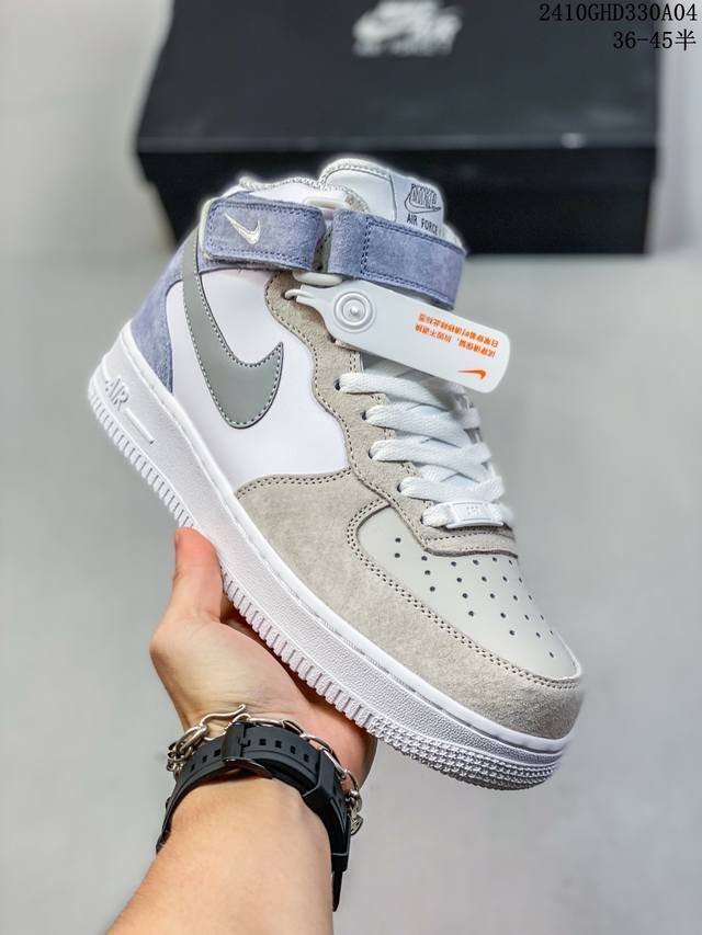 公司级耐克nike Air Force 1‘07 空军一号低帮百搭休闲运动板鞋。柔软、弹性十足的缓震性能和出色的中底设计，横跨复古与现代的外型结合，造就出风靡全