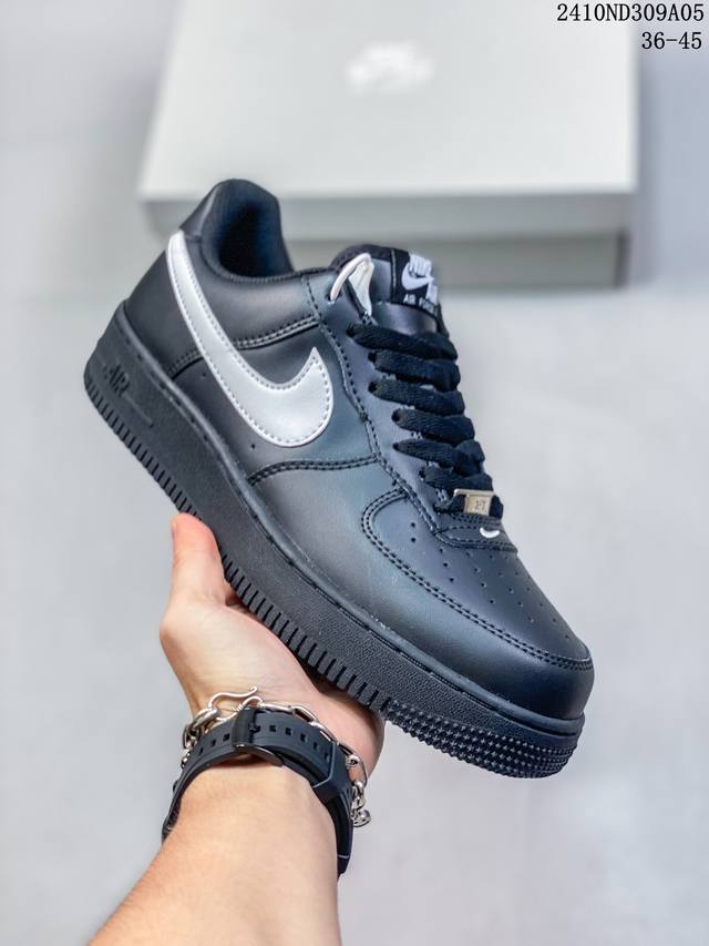 公司级耐克nike Air Force 1‘07 空军一号低帮百搭休闲运动板鞋。柔软、弹性十足的缓震性能和出色的中底设计，横跨复古与现代的外型结合，造就出风靡全