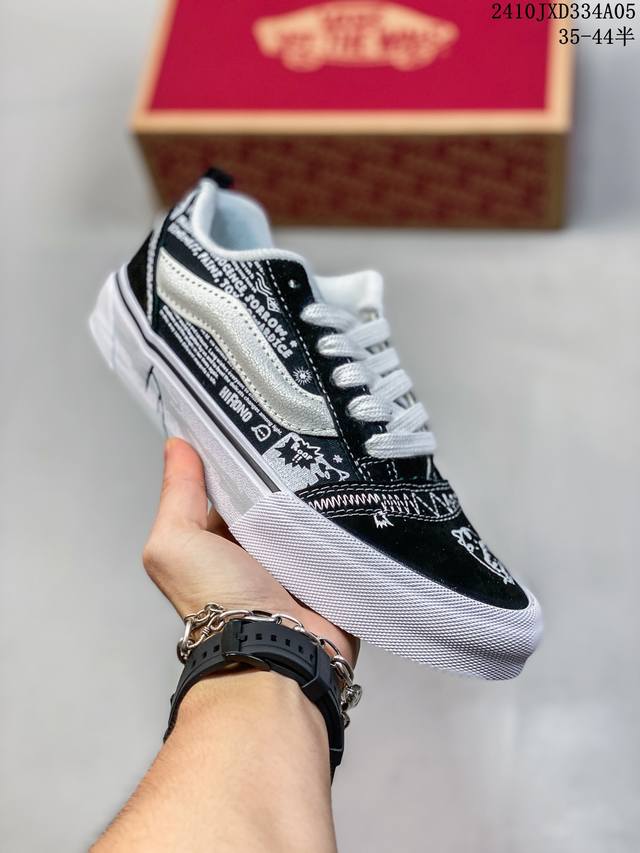 全新面包鞋3代。Vans Vault Vlt Knu Skool Lx Sns 高端联名黑白复古面包鞋。配黑白双鞋带。以当地 Venice 沙滩为主题，设计上致