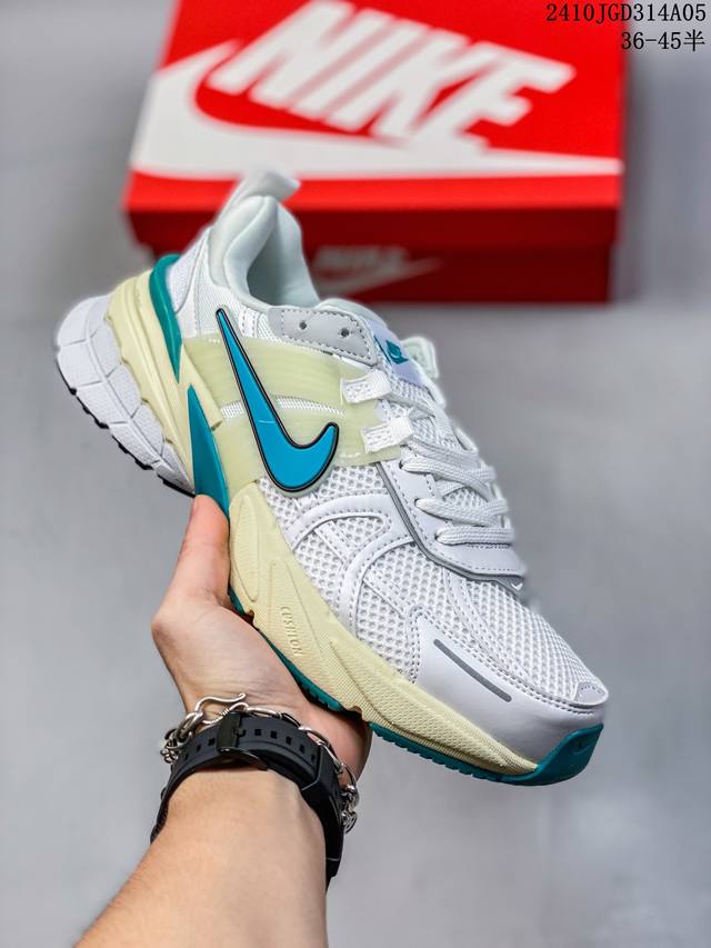 公司级耐克nike V2K Run跑步鞋复古风潮 网面透气运动鞋 灰银紧致的鞋面材质提供良好的包裹性鞋侧 Swoosh以及鞋头部分搭配增添不少亮点的镀铬细节鞋垫