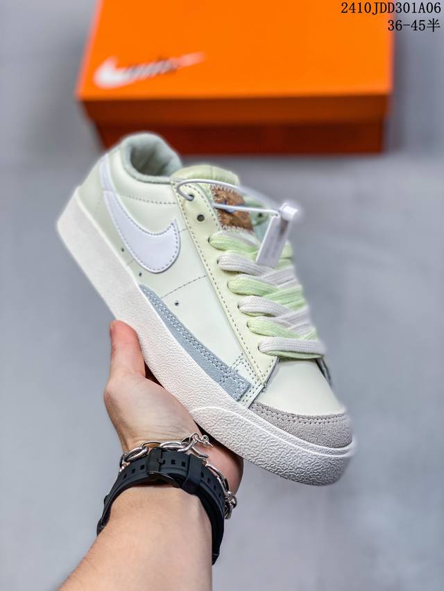 真标nike Blazer Low '77 Jumbo 百搭单品 全新焕新升级经典 Blazer 鞋款，大号 Swoosh 突出新时代更加张扬的潮流感，对经典的