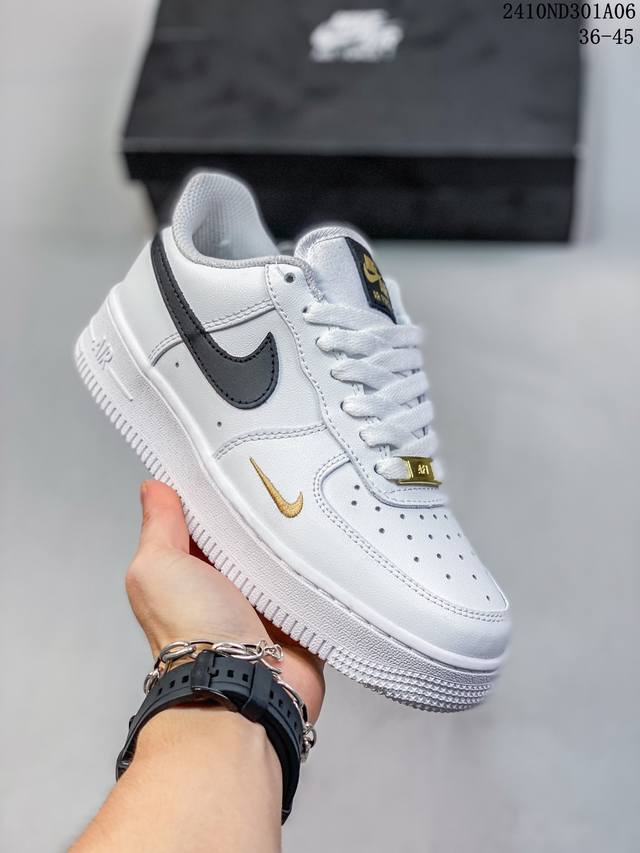 公司级耐克nike Air Force 1‘07 空军一号低帮百搭休闲运动板鞋。柔软、弹性十足的缓震性能和出色的中底设计，横跨复古与现代的外型结合，造就出风靡全