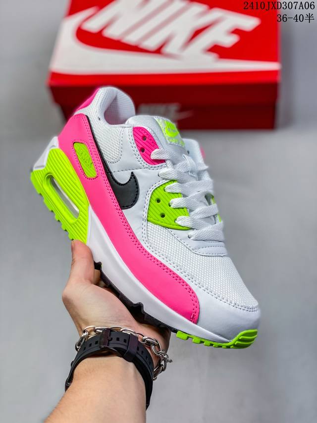 耐克 Nike Air Max 90 Essential 运动鞋气垫缓震跑步鞋 秉承该系列非凡缓震性能，缔造出众舒适穿着感与高级牛剖层革、人造革与织物组合鞋面，