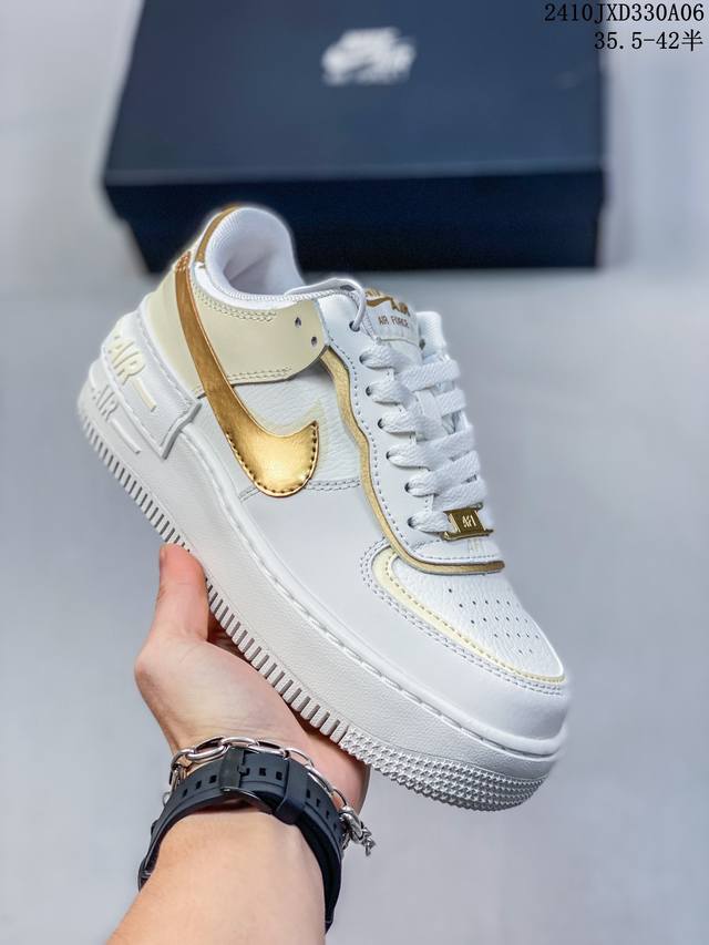 Nike 耐克低帮板鞋 空军一号 Af1马卡龙 Af1厚底增高百搭运动板鞋 Nike Air Force 1 “Shadow” 造型设计上与 Sacai X N