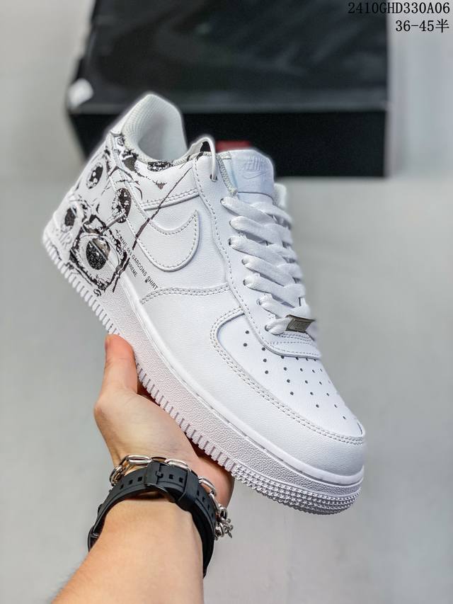 公司级耐克nike Air Force 1‘07 空军一号低帮百搭休闲运动板鞋。柔软、弹性十足的缓震性能和出色的中底设计，横跨复古与现代的外型结合，造就出风靡全