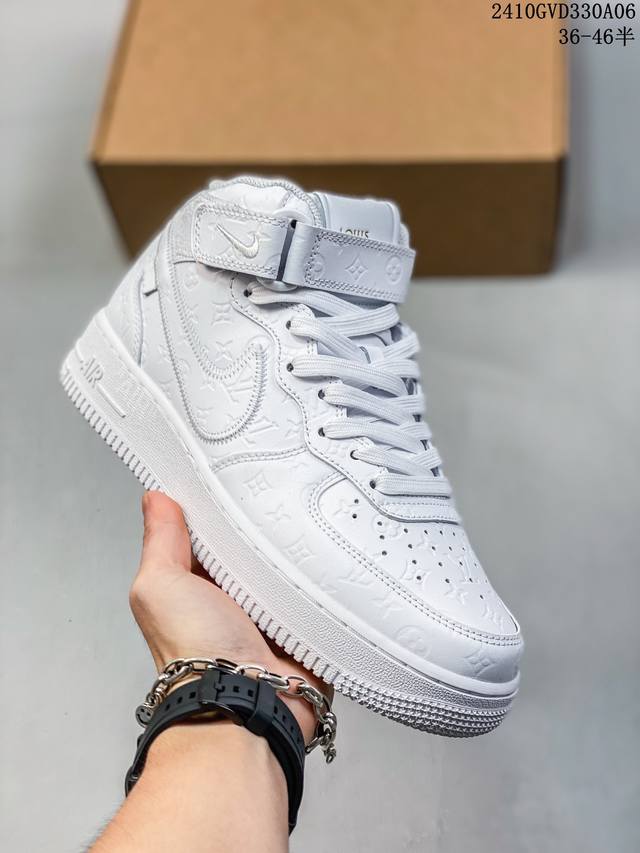 公司级耐克nike Air Force 1‘07 空军一号低帮百搭休闲运动板鞋。柔软、弹性十足的缓震性能和出色的中底设计，横跨复古与现代的外型结合，造就出风靡全