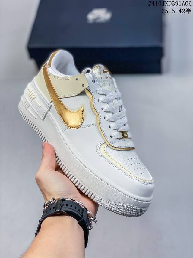 Nike 耐克低帮板鞋 空军一号 Af1马卡龙 Af1厚底增高百搭运动板鞋 Nike Air Force 1 “Shadow” 造型设计上与 Sacai X N