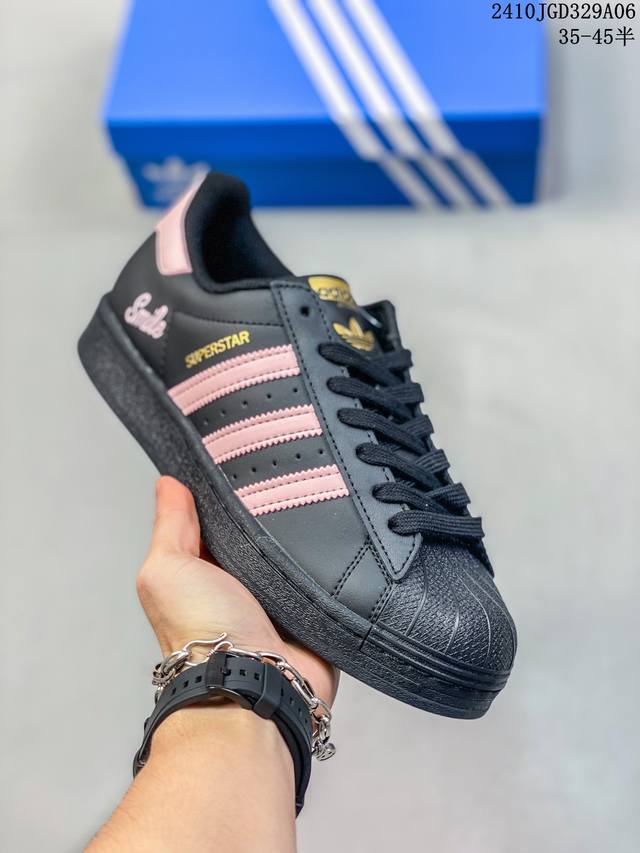 阿迪达斯 Adidas Superstar 三叶草经典贝壳头系列 新款休闲板鞋潮流男女士运动鞋 。鞋面柔软皮革材质 标志性的贝壳鞋头，锯齿三条纹，简约的线条。就