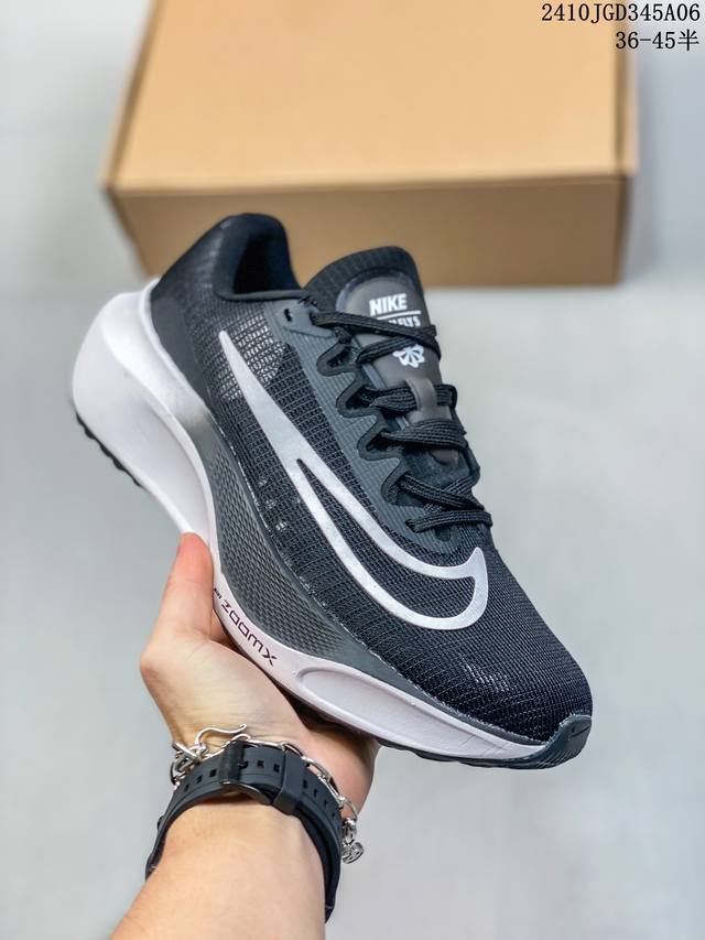 公司级nk Zoom Fly 5超轻休闲缓震碳板跑步鞋 外围搭載轻量级sr02泡棉载体.中底zoomx泡棉. 鞋面采用轻盈网眼设计.鞋垫与原厂一致采用zoomx