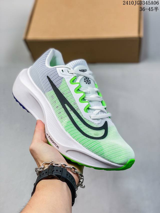 公司级nk Zoom Fly 5超轻休闲缓震碳板跑步鞋 外围搭載轻量级sr02泡棉载体.中底zoomx泡棉. 鞋面采用轻盈网眼设计.鞋垫与原厂一致采用zoomx