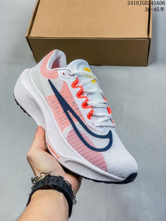 公司级nk Zoom Fly 5超轻休闲缓震碳板跑步鞋 外围搭載轻量级sr02泡棉载体.中底zoomx泡棉. 鞋面采用轻盈网眼设计.鞋垫与原厂一致采用zoomx