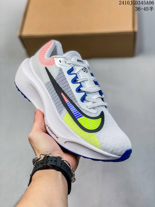 公司级nk Zoom Fly 5超轻休闲缓震碳板跑步鞋 外围搭載轻量级sr02泡棉载体.中底zoomx泡棉. 鞋面采用轻盈网眼设计.鞋垫与原厂一致采用zoomx