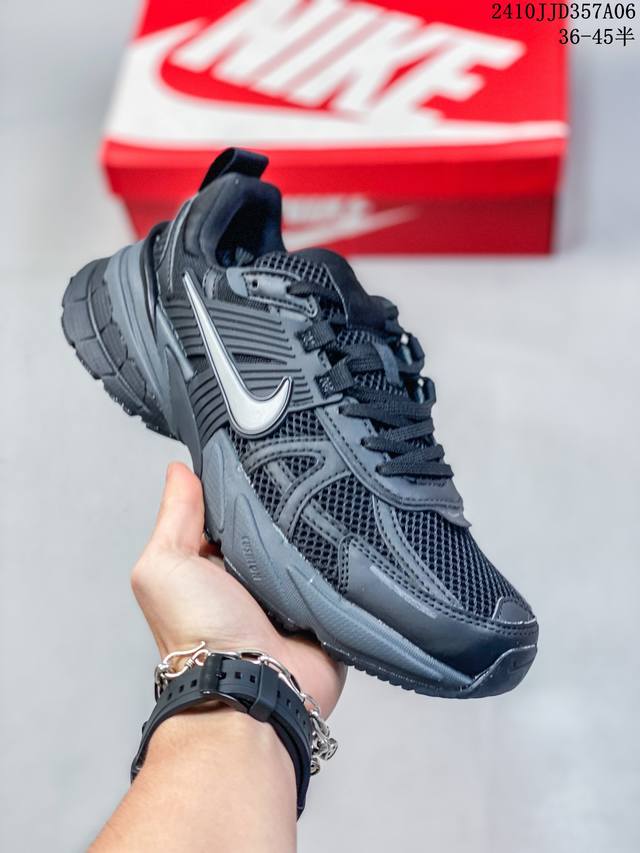 Nike V2K Runtekk 减震防滑复古低帮跑步鞋材质上使用大面积网眼 皮革 Tpu 组成 支撑和透气性肯定不错 中底处由 Cushlon 泡绵打造 保证