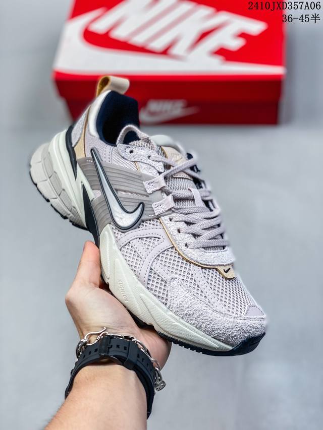 Nike V2K Runtekk 减震防滑复古低帮跑步鞋材质上使用大面积网眼 皮革 Tpu 组成 支撑和透气性肯定不错 中底处由 Cushlon 泡绵打造 保证