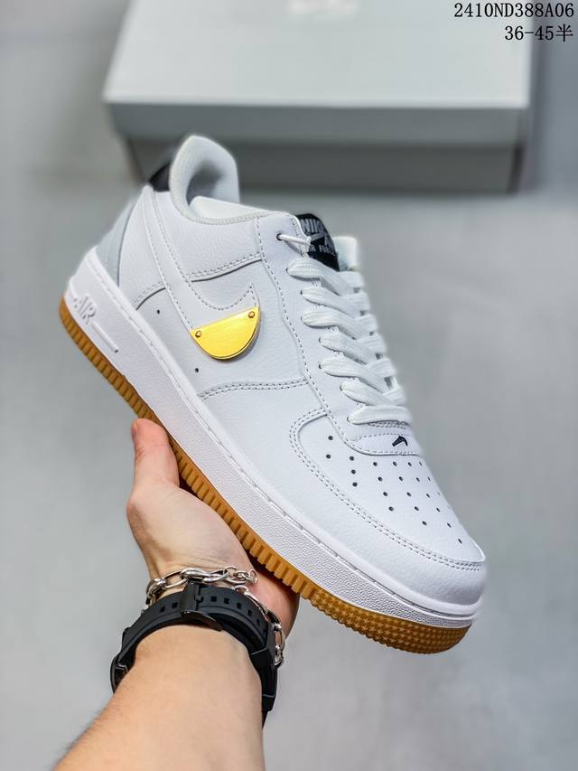 公司级耐克nike Air Force 1‘07 空军一号低帮百搭休闲运动板鞋。柔软、弹性十足的缓震性能和出色的中底设计，横跨复古与现代的外型结合，造就出风靡全