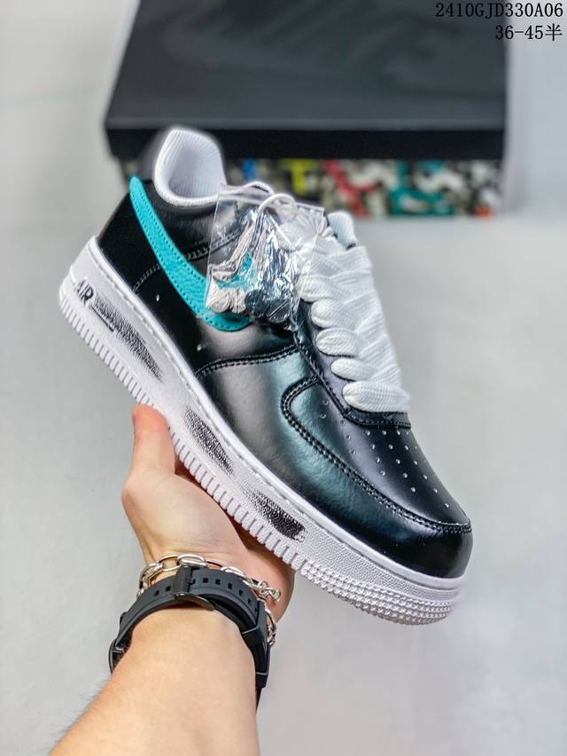 公司级耐克nike Air Force 1‘07 空军一号低帮百搭休闲运动板鞋。柔软、弹性十足的缓震性能和出色的中底设计，横跨复古与现代的外型结合，造就出风靡全