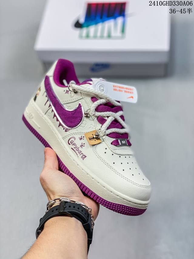 公司级耐克nike Air Force 1‘07 空军一号低帮百搭休闲运动板鞋。柔软、弹性十足的缓震性能和出色的中底设计，横跨复古与现代的外型结合，造就出风靡全