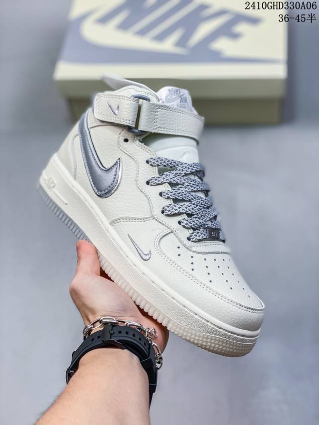 公司级耐克nike Air Force 1‘07 空军一号低帮百搭休闲运动板鞋。柔软、弹性十足的缓震性能和出色的中底设计，横跨复古与现代的外型结合，造就出风靡全