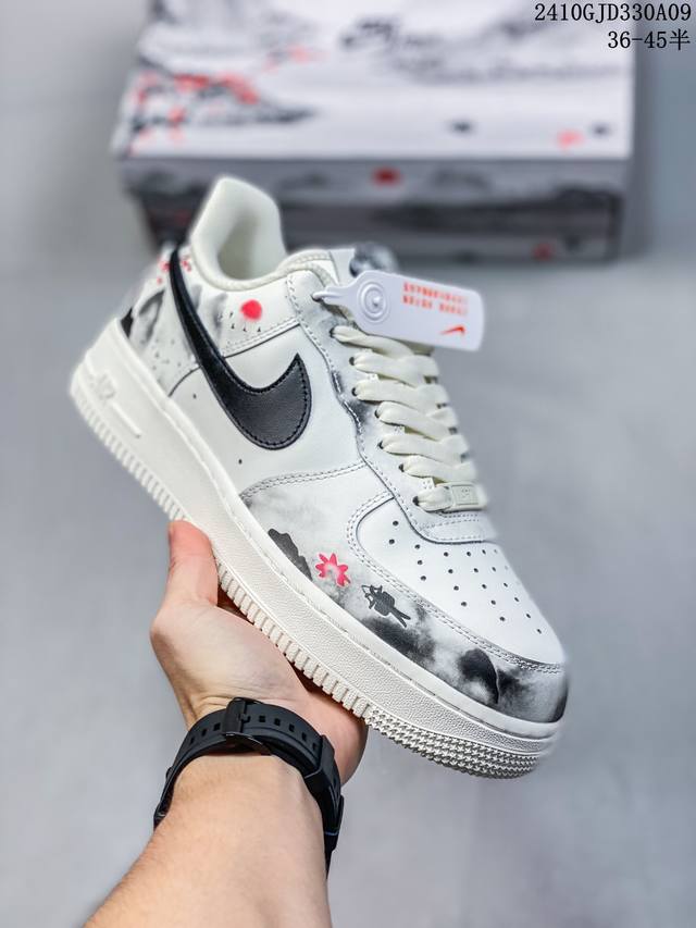 公司级耐克nike Air Force 1‘07 空军一号低帮百搭休闲运动板鞋。柔软、弹性十足的缓震性能和出色的中底设计，横跨复古与现代的外型结合，造就出风靡全