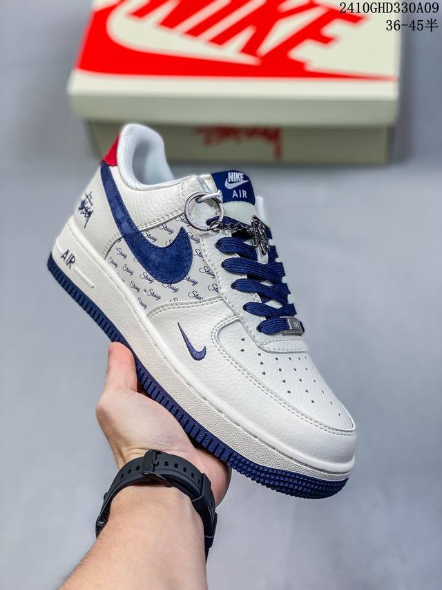 公司级耐克nike Air Force 1‘07 空军一号低帮百搭休闲运动板鞋。柔软、弹性十足的缓震性能和出色的中底设计，横跨复古与现代的外型结合，造就出风靡全