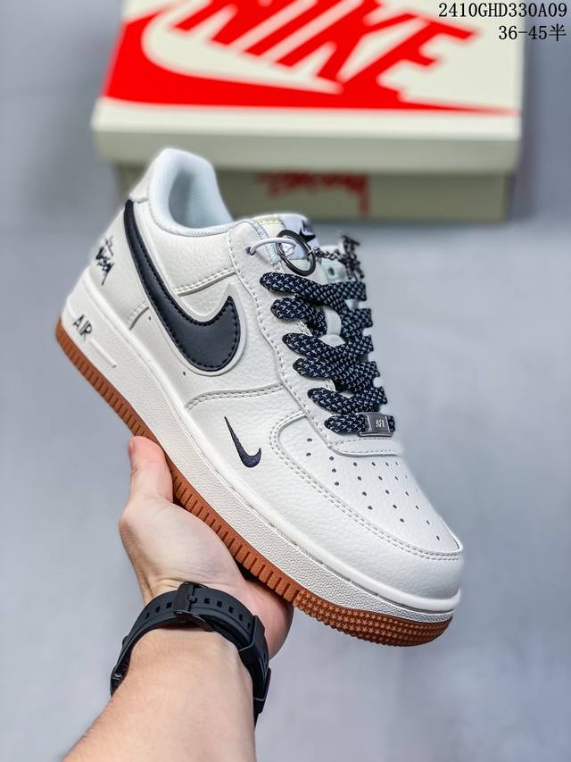 公司级耐克nike Air Force 1‘07 空军一号低帮百搭休闲运动板鞋。柔软、弹性十足的缓震性能和出色的中底设计，横跨复古与现代的外型结合，造就出风靡全