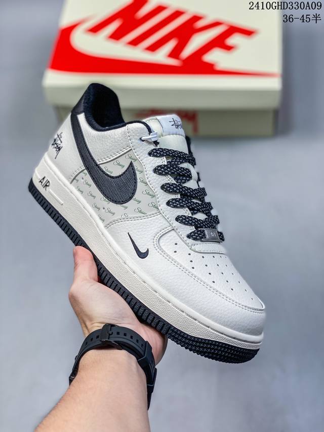 公司级耐克nike Air Force 1‘07 空军一号低帮百搭休闲运动板鞋。柔软、弹性十足的缓震性能和出色的中底设计，横跨复古与现代的外型结合，造就出风靡全