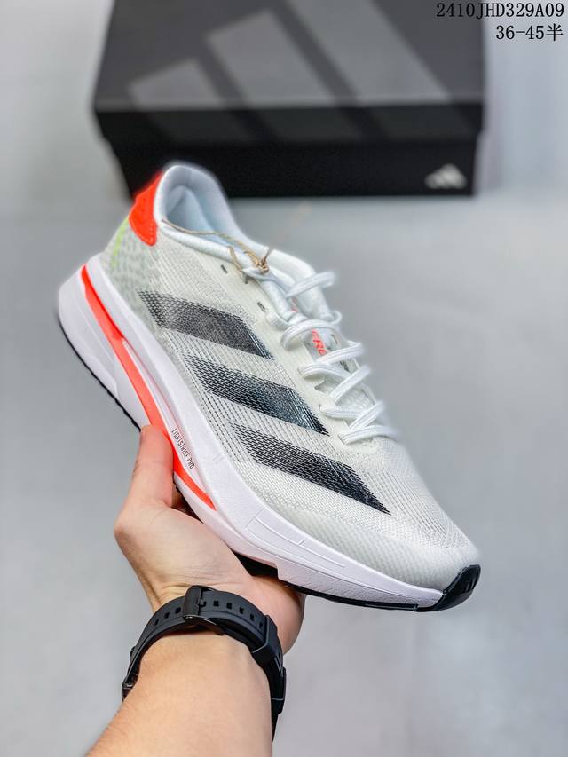 阿迪达斯adidas Adizero Sl2 W耐磨减震专业跑步鞋 男款 北京马拉松40周年限定。冲向目标，一路向前，不断挑战和突破自我。无论是平时训练还是马拉