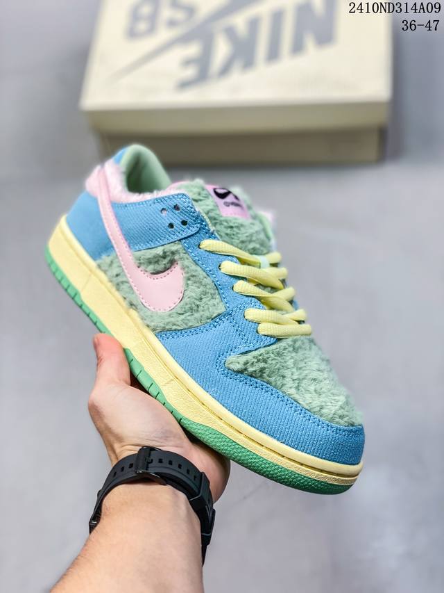 福利特价 Verdy X Nike Sb Dunk Low 人气联名 颜色方面整双鞋也是按照公仔的配色进行设计，采用相同的色彩方案进行搭配，只为尽可能的将二者联