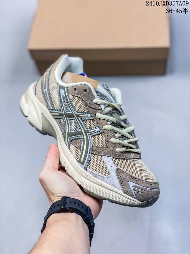 真标带半码！ Asics Gel-1 亚瑟士新款运动跑步鞋 Asics Gel-1 可以称得上是复古美学的入门代表作，它所呈现的是千禧年后期的时代变迁风格。 整