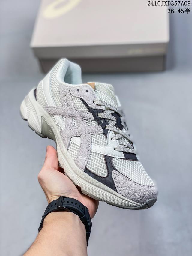 真标带半码！ Asics Gel-1 亚瑟士新款运动跑步鞋 Asics Gel-1 可以称得上是复古美学的入门代表作，它所呈现的是千禧年后期的时代变迁风格。 整