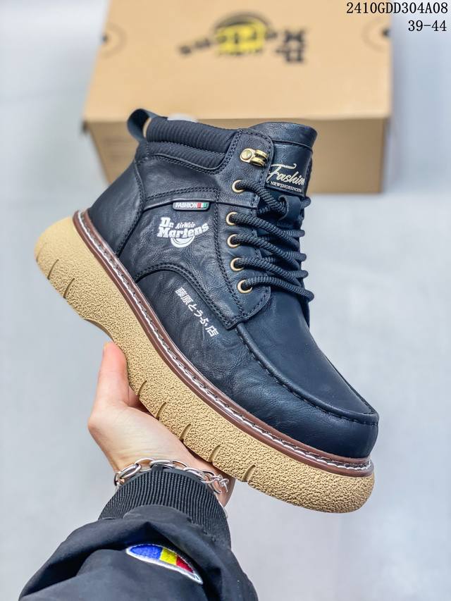 Dr.Martens 马汀博士 男女鞋 采用硬质漆皮开边珠牛剖皮打造鞋面材质，厚实耐磨pvc原厂透明水晶橡胶大底，空补胶“零胶”工艺,真实拉帮线锁底经典万年青款