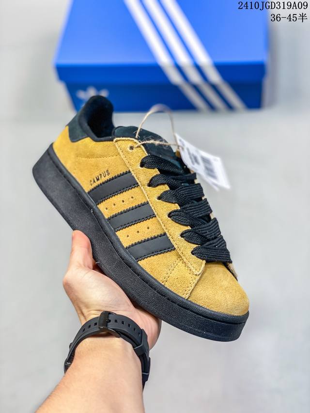 Adidas Originals Campus 00S 小面包 鞋身采用绒面皮料搭配白色常规皮革，质感上还是延续了经典 Campus 的设计。 鞋舌填充更加饱满