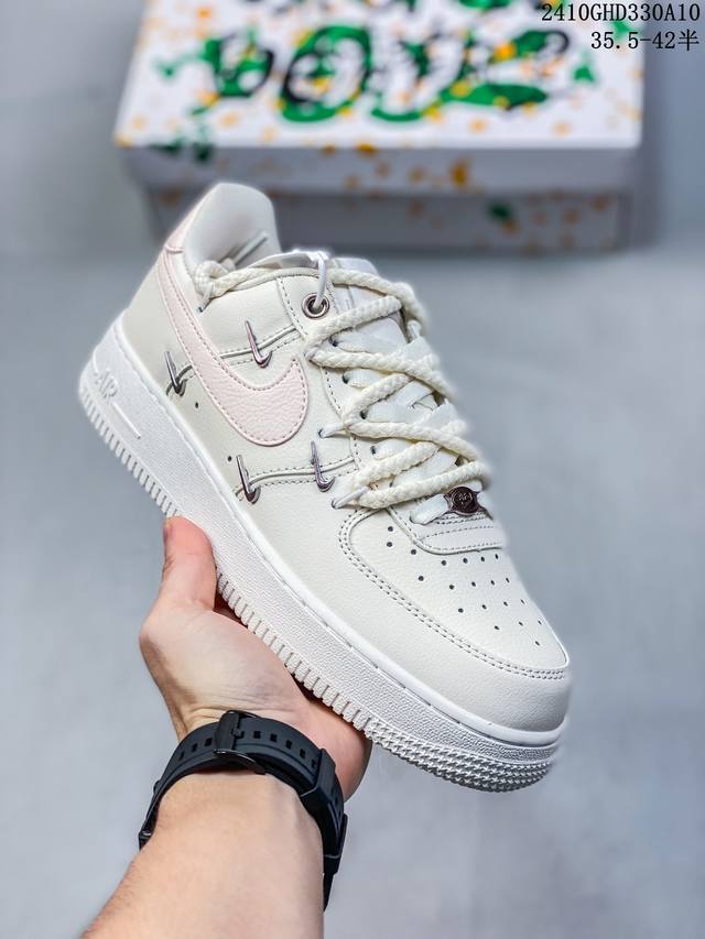 公司级带半码耐克nike Air Force 1‘07 空军一号低帮百搭休闲运动板鞋。柔软、弹性十足的缓震性能和出色的中底设计，横跨复古与现代的外型结合，造就出