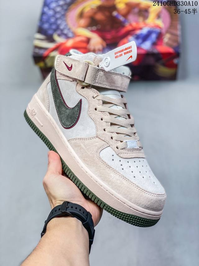 公司级带半码耐克nike Air Force 1‘07 空军一号低帮百搭休闲运动板鞋。柔软、弹性十足的缓震性能和出色的中底设计，横跨复古与现代的外型结合，造就出