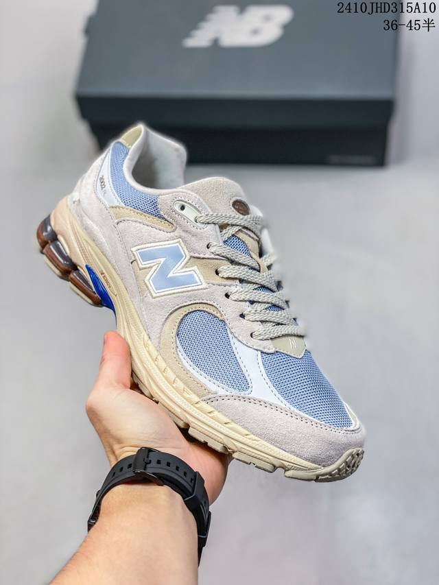 公司级new Balance 2002R 跑鞋 沿袭了面世之初的经典科技，以 Encap 中底配以升级版 N-Ergy 缓震物料。鞋面则采用特色的柔软麂皮搭以