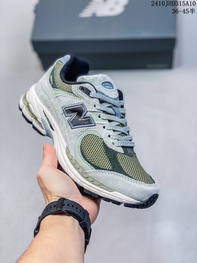 公司级new Balance 2002R 跑鞋 沿袭了面世之初的经典科技，以 Encap 中底配以升级版 N-Ergy 缓震物料。鞋面则采用特色的柔软麂皮搭以